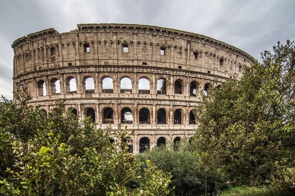 Colosseum in rom, italien ist eine der wichtigsten reiseattraktionen. malerischer Blick auf das Kolosseum. — Stockfoto