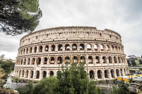 ROME, ITALIE - Novembre 2018 : Colloque à Rome le plus remarquable monument de Rome et d'Italie. Colisée - amphithéâtre elliptique au centre de Rome . — Photo