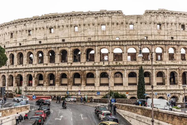 ROMA, ITALIA - Novembre 2018: Colloquio a Roma il più notevole punto di riferimento di Roma e dell'Italia. Colosseo - anfiteatro ellittico nel centro di Roma . — Foto Stock