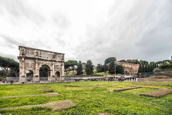 ROMA, ITÁLIA- Novembro, 2018: Coliseu em Roma marco mais notável de Roma e Itália. Coliseu - anfiteatro elíptico no centro da cidade de Roma . — Fotografia de Stock