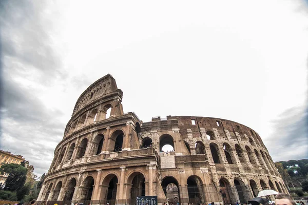 ROMA, ITALIA - Novembre 2018: Colloquio a Roma il più notevole punto di riferimento di Roma e dell'Italia. Colosseo - anfiteatro ellittico nel centro di Roma . — Foto Stock