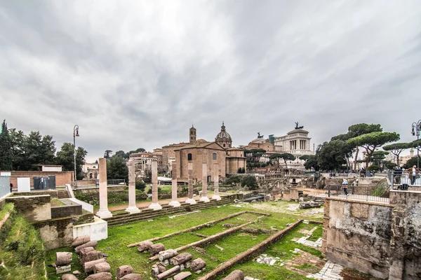 ROMA, ITALIA - Noviembre, 2018: Turistas en el Foro Romano en el Templo de Saturno contra el Arco de Septimio Severo. El centro histórico de Roma es Patrimonio de la Humanidad por la UNESCO — Foto de Stock