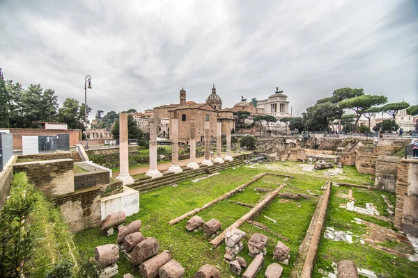 ROMA, ITALIA - Noviembre, 2018: Turistas en el Foro Romano en el Templo de Saturno contra el Arco de Septimio Severo. El centro histórico de Roma es Patrimonio de la Humanidad por la UNESCO — Foto de Stock