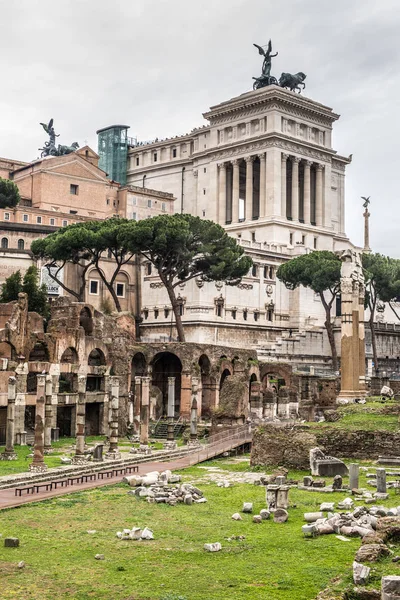 Rom, Italien - November 2018: Turister på Forum Romanum på templet av Saturnus mot bågen av Septimius Severus. Roms historiska centrum är Unescos världsarv — Stockfoto
