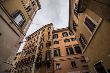 Rome, İtalya - Kasım 2018: Tarihi merkezi Roma sokaklarında