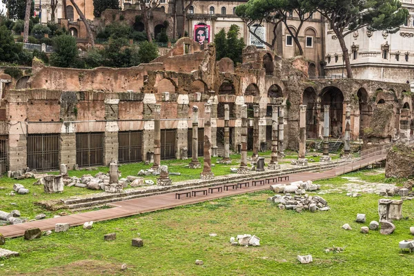 रोम, इटली नवंबर, 2018: सेपेरियस सेवरस के आर्क के खिलाफ शनि के मंदिर में रोमन फोरम में पर्यटक। रोम का ऐतिहासिक केंद्र यूनेस्को विश्व धरोहर स्थल है — स्टॉक फ़ोटो, इमेज