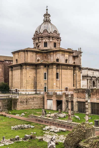 ROMA, ITÁLIA - Novembro de 2018: Turistas no Fórum Romano no Templo de Saturno contra o Arco de Sétimo Severo. O centro histórico de Roma é Patrimônio Mundial da UNESCO — Fotografia de Stock