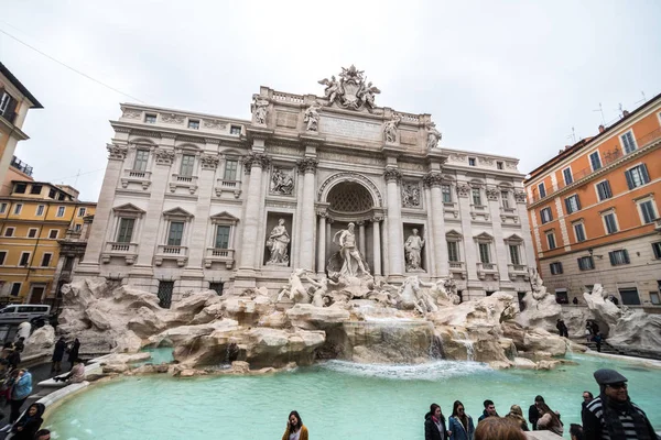 Roma, Italia - Novembre 2018: Fontana di Trevi a Roma. Trevi è la fontana più famosa di Roma. Architettura e punto di riferimento di Roma — Foto Stock