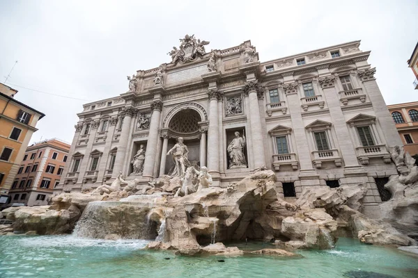 Roma, Italia - Novembre 2018: Fontana di Trevi a Roma. Trevi è la fontana più famosa di Roma. Architettura e punto di riferimento di Roma — Foto Stock