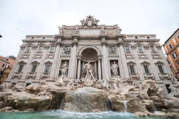 Roma, Italia - Novembre 2018: Fontana di Trevi a Roma. Trevi è la fontana più famosa di Roma. Architettura e punto di riferimento di Roma — Foto Stock