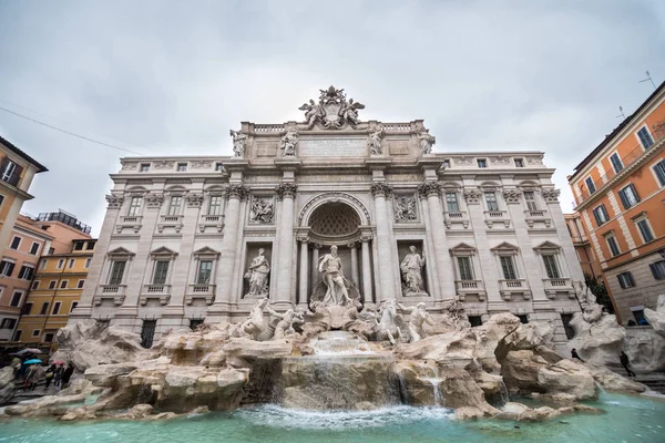 Roma, Italia - Novembre 2018: Fontana di Trevi a Roma. Trevi è la fontana più famosa di Roma. Architettura e punto di riferimento di Roma — Foto Stock