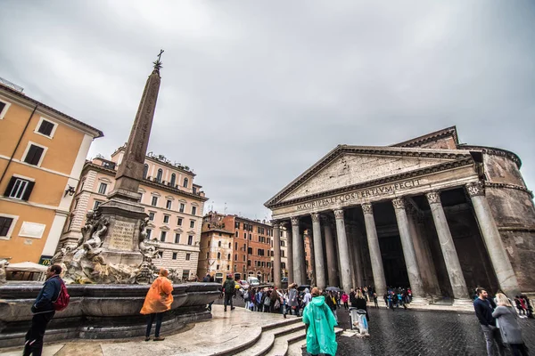 Roma, Italia - Noviembre de 2018: Antiguo templo del Panteón Romano, vista frontal —  Fotos de Stock