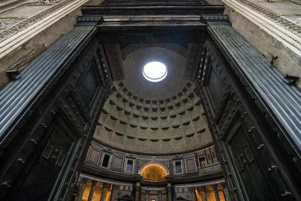 Roma, Włochy - listopada 2018 r: Pantheon, Pantheum lub Phanteon, mieści się w budynku starożytnego Rzymu, w zabytkowym centrum miasta, ze świątynią poświęconą wszystkich bogów i deitie, w dystrykcie Pigna — Zdjęcie stockowe