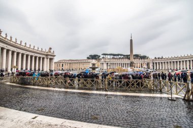 Vatikan - Kasım, 2018: San Pietro Meydanı Dünya'nın en büyük Kilisesi önünde. Papalık Bazilikası St Peter's görkemli bir eliptik esplanade orta on yedinci yüzyılda düzenlendi.