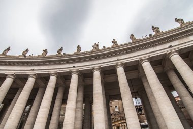 Vatikan - Kasım, 2018: San Pietro Meydanı Dünya'nın en büyük Kilisesi önünde. Papalık Bazilikası St Peter's görkemli bir eliptik esplanade orta on yedinci yüzyılda düzenlendi.