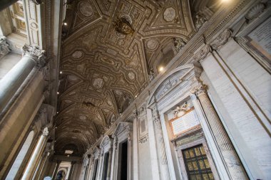 Vatikan Şehri, Vatikan - Kasım, 2018: St. Peter's Bazilikası'na gelen görülür Vatikan, Vatikan iç. Binlerce her gün dünyanın en büyük tapınağı ziyaret.