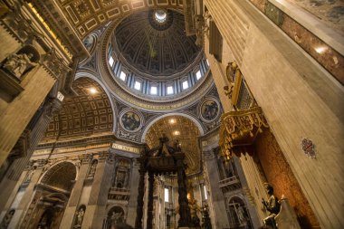 Vatikan Şehri, Vatikan - Kasım, 2018: St. Peter's Bazilikası'na gelen görülür Vatikan, Vatikan iç. Binlerce her gün dünyanın en büyük tapınağı ziyaret.