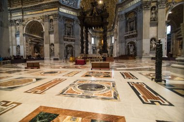 Vatikan Şehri, Vatikan - Kasım, 2018: St. Peter's Bazilikası'na gelen görülür Vatikan, Vatikan iç. Binlerce her gün dünyanın en büyük tapınağı ziyaret.