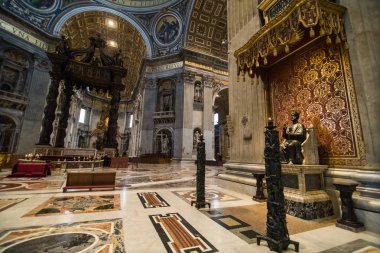 Vatikan Şehri, Vatikan - Kasım, 2018: St. Peter's Bazilikası'na gelen görülür Vatikan, Vatikan iç. Binlerce her gün dünyanın en büyük tapınağı ziyaret.