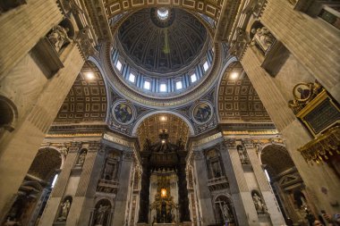 Vatikan Şehri, Vatikan - Kasım, 2018: St. Peter's Bazilikası'na gelen görülür Vatikan, Vatikan iç. Binlerce her gün dünyanın en büyük tapınağı ziyaret.