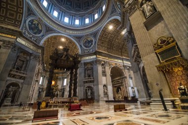 Vatikan Şehri, Vatikan - Kasım, 2018: St. Peter's Bazilikası'na gelen görülür Vatikan, Vatikan iç. Binlerce her gün dünyanın en büyük tapınağı ziyaret.