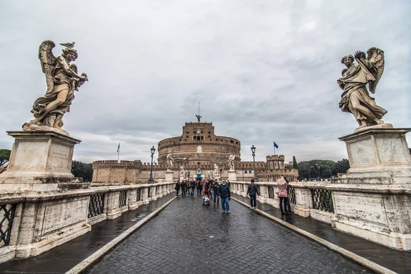 Roma, Italia - November 2018: Castel Sant Angelo atau Mausoleum Hadrian di Roma Italia, dibangun di Roma kuno, sekarang menjadi tempat wisata terkenal di Italia. Castel Sant Angelo pernah menjadi yang tertinggi — Stok Foto