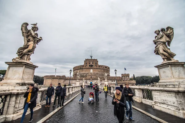 Roma, Italia - November 2018: Castel Sant Angelo atau Mausoleum Hadrian di Roma Italia, dibangun di Roma kuno, sekarang menjadi tempat wisata terkenal di Italia. Castel Sant Angelo pernah menjadi yang tertinggi — Stok Foto