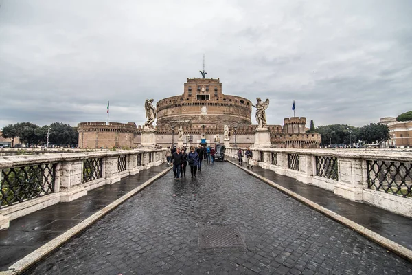 Roma, Italia - November 2018: Castel Sant Angelo atau Mausoleum Hadrian di Roma Italia, dibangun di Roma kuno, sekarang menjadi tempat wisata terkenal di Italia. Castel Sant Angelo pernah menjadi yang tertinggi — Stok Foto