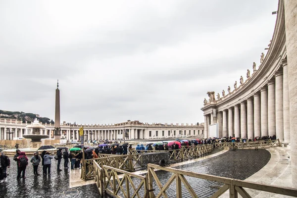 Vatikanstadt - November 2018: Petersplatz vor der weltgrößten Kirche. päpstliche Basilika St. Peter 's, eine grandiose elliptische Esplanade, die Mitte des 17. Jahrhunderts angelegt wurde. — Stockfoto