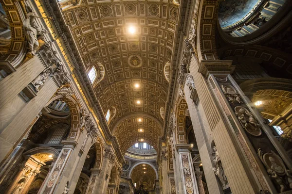 VILLE DU VATICAN, VATICAN - NOVEMBRE 2018 : La basilique Saint-Pierre est vue de l'intérieur de la Cité du Vatican, au Vatican. Des milliers de personnes visitent chaque jour le plus grand temple du monde . — Photo