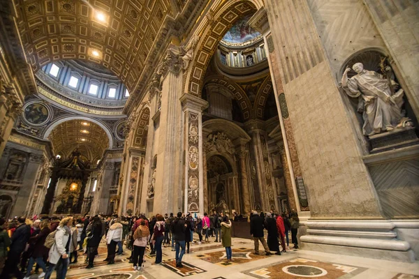 VILLE DU VATICAN, VATICAN - NOVEMBRE 2018 : La basilique Saint-Pierre est vue de l'intérieur de la Cité du Vatican, au Vatican. Des milliers de personnes visitent chaque jour le plus grand temple du monde . — Photo