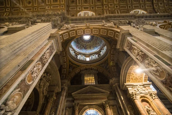 VILLE DU VATICAN, VATICAN - NOVEMBRE 2018 : La basilique Saint-Pierre est vue de l'intérieur de la Cité du Vatican, au Vatican. Des milliers de personnes visitent chaque jour le plus grand temple du monde . — Photo