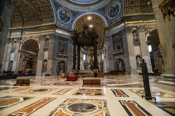 Vatikan Şehri, Vatikan - Kasım, 2018: St. Peter's Bazilikası'na gelen görülür Vatikan, Vatikan iç. Binlerce her gün dünyanın en büyük tapınağı ziyaret. — Stok fotoğraf