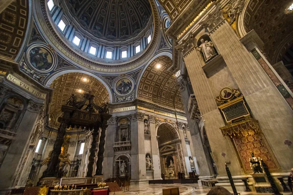 VILLE DU VATICAN, VATICAN - NOVEMBRE 2018 : La basilique Saint-Pierre est vue de l'intérieur de la Cité du Vatican, au Vatican. Des milliers de personnes visitent chaque jour le plus grand temple du monde . — Photo