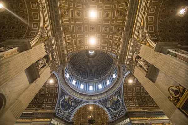 VILLE DU VATICAN, VATICAN - NOVEMBRE 2018 : La basilique Saint-Pierre est vue de l'intérieur de la Cité du Vatican, au Vatican. Des milliers de personnes visitent chaque jour le plus grand temple du monde . — Photo