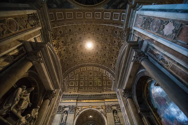 CIDADE VATICANA, VATICANO - NOVEMBRO, 2018: A Basílica de São Pedro é vista de dentro da Cidade do Vaticano, Vaticano. Milhares visitam o maior templo do mundo todos os dias . — Fotografia de Stock