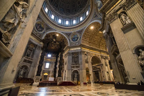 VILLE DU VATICAN, VATICAN - NOVEMBRE 2018 : La basilique Saint-Pierre est vue de l'intérieur de la Cité du Vatican, au Vatican. Des milliers de personnes visitent chaque jour le plus grand temple du monde . — Photo