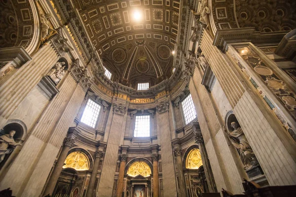 VILLE DU VATICAN, VATICAN - NOVEMBRE 2018 : La basilique Saint-Pierre est vue de l'intérieur de la Cité du Vatican, au Vatican. Des milliers de personnes visitent chaque jour le plus grand temple du monde . — Photo