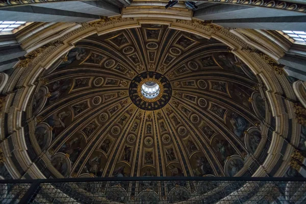 VILLE DU VATICAN, VATICAN - NOVEMBRE 2018 : La basilique Saint-Pierre est vue de l'intérieur de la Cité du Vatican, au Vatican. Des milliers de personnes visitent chaque jour le plus grand temple du monde . — Photo