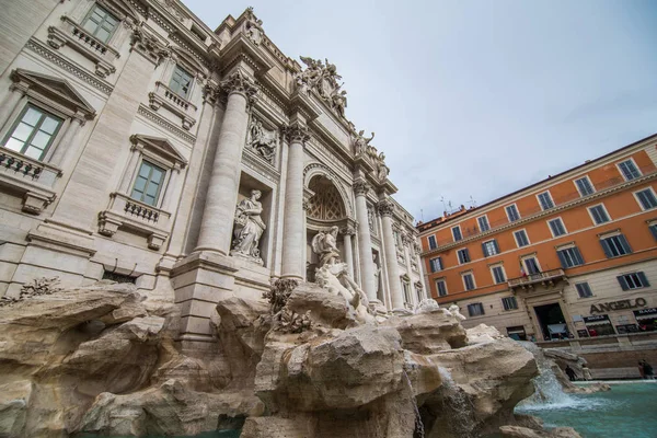 로마, 이탈리아에서 빛 아침에 트레비 분수. 트레비 로마의 가장 유명한 분수입니다. 건축과 로마의 랜드마크. — 스톡 사진