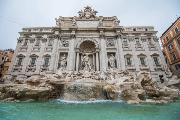 Fontana di Trevi alla luce del mattino a Roma. Trevi è la fontana più famosa di Roma. Architettura e punto di riferimento di Roma . — Foto Stock