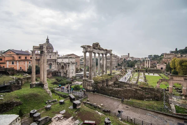 Roma, Itália - novembro de 2018: O belo quadro representativo das ruínas antigas do Fórum Romano. O centro histórico da Cidade Eterna . — Fotografia de Stock