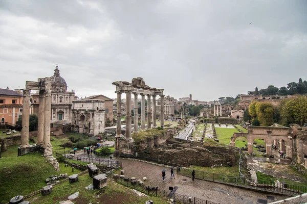Řím, Itálie - listopad, 2018: Roman Forum v Římě, je to jeden z hlavních turistických atrakcí Říma. Starověká architektura a panoráma města Říma. — Stock fotografie