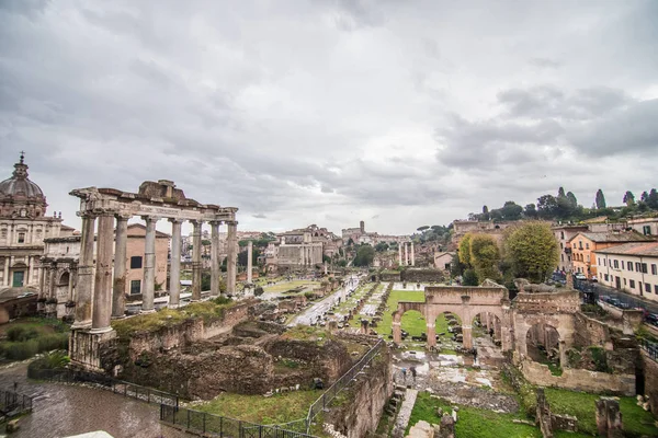 Roma, Italia - Noviembre, 2018: El Foro Romano hermoso cuadro representativo de ruinas antiguas. El centro histórico de la Ciudad para Siempre . — Foto de Stock