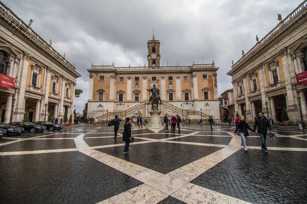 Rome, Italië - November, 2018: Weergave van Il Campidoglio, één van de zeven heuvels in Rome, van de Cordonata het Palazzo Senatorio, waar eigenlijk de Rome-stadhuis — Stockfoto