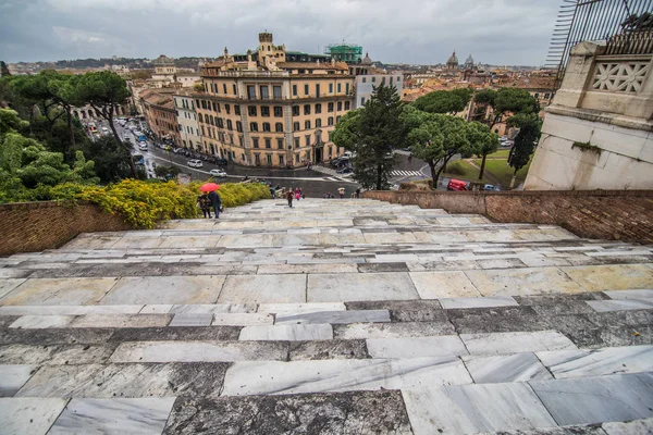 Roma, Itália - Novembro de 2018: Vista de Il Campidoglio, uma das sete colinas de Roma, do Cordonata o Palazzo Senatorio, onde na verdade a prefeitura de Roma — Fotografia de Stock