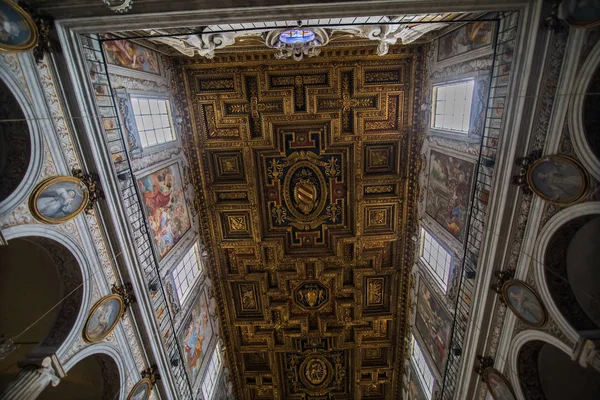 Рим (Італія)-листопад, 2018: Інтер'єр від базиліки Санта Марія ін Ara coeli в Римі — стокове фото