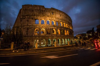 Rome, İtalya - Kasım, 2018: Colosseum, Roma dünya ünlü dönüm noktası. Gece görünümü.