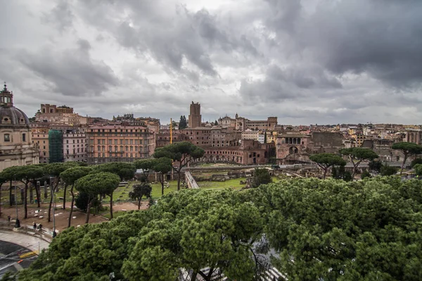 Roma, Italia - Novembre 2018: Vista dalla terrazza delle Quadrighe sulla cima del Complesso Museale Vittoriano . — Foto Stock