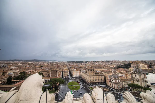 Roma, Italia - noiembrie 2018: Vedere de la terasa Terrazza delle Quadrighe de pe acoperișul Complexului Muzeal Vittoriano . — Fotografie, imagine de stoc